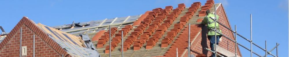 Nieuwe dakpannen plaatse in Den Haag